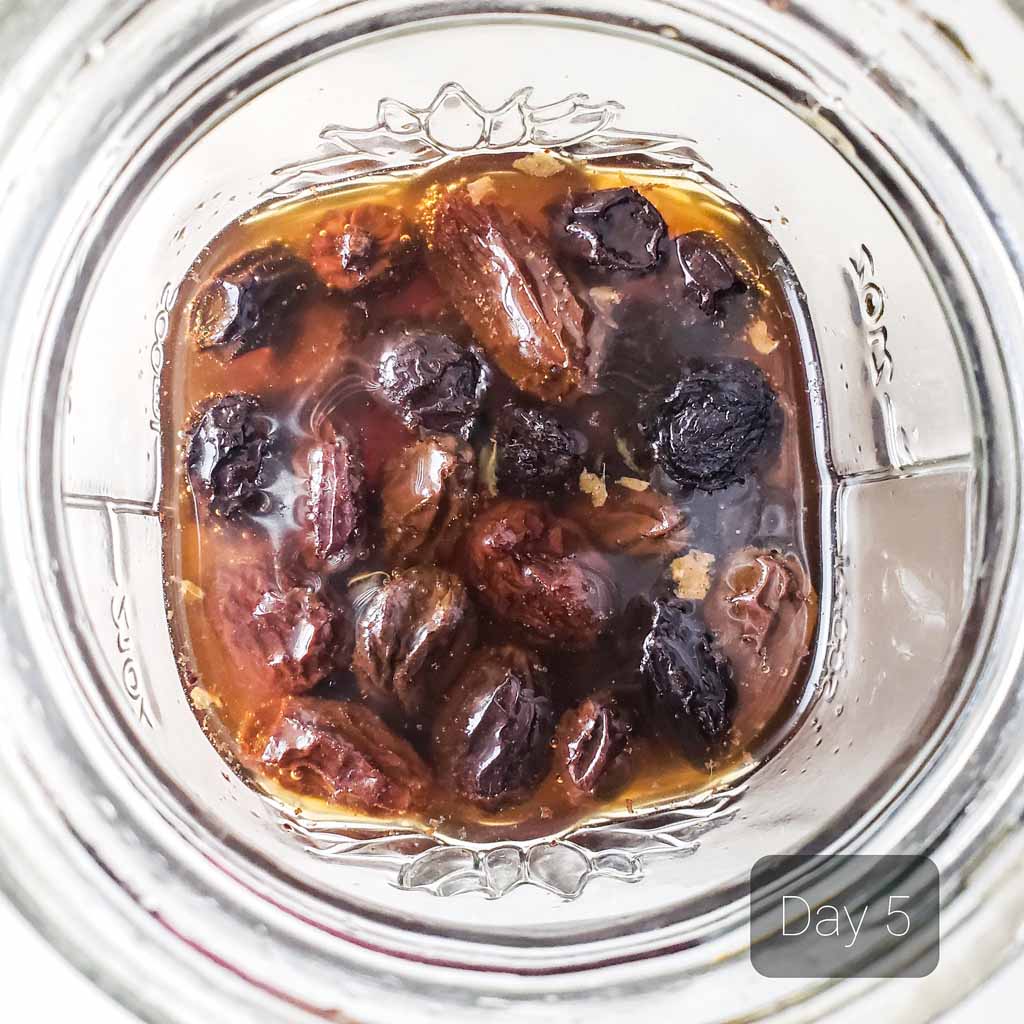 2 easy ways to make yeast water with fruits The Flavor Bells