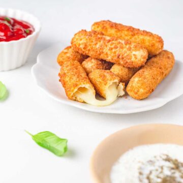 breaded mozzarella cheese sticks served with ranch dipping sauce