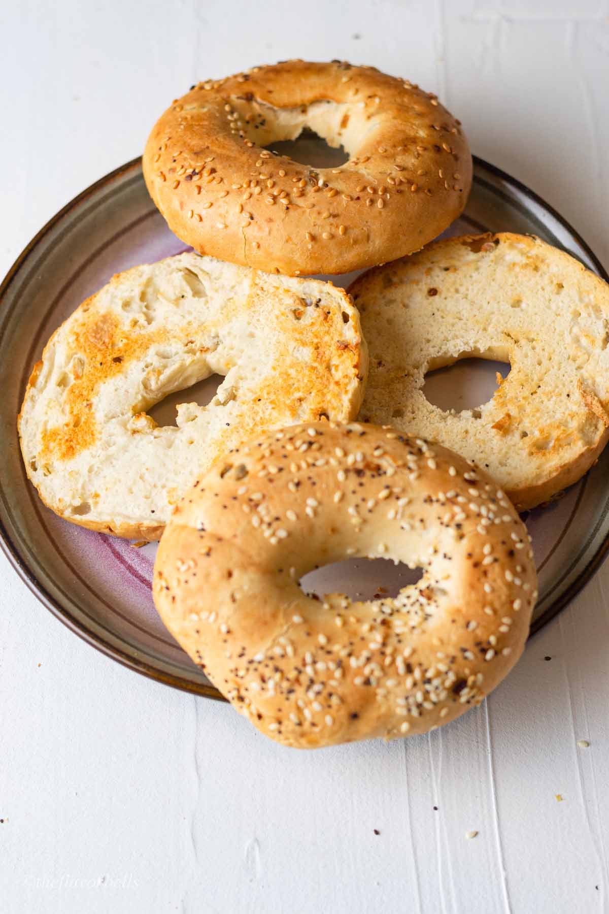 air fryer toasted bagels placed in a plate
