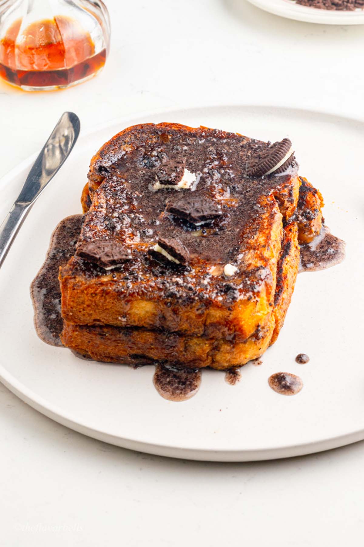 cookie and cream french toast served in a plate